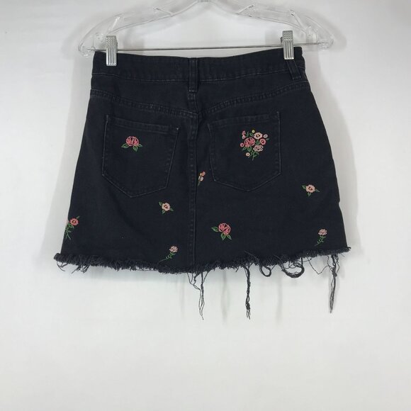 PAC SUN - WOMEN'S 26 - BLACK FLORAL DENIM SKIRT W/ FRAYED HEM - Picture 3 of 5